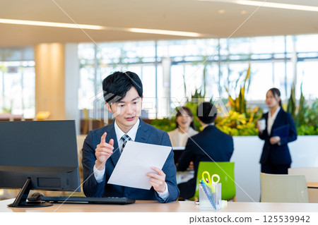 在辦公室工作的年輕商人。照片由東京電子專門學校電波學園提供。 125539942