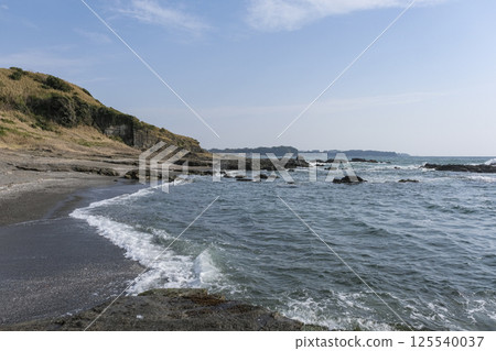 Kurosaki Coast on the Miura Peninsula, with its black sand beach and rocky area 125540037