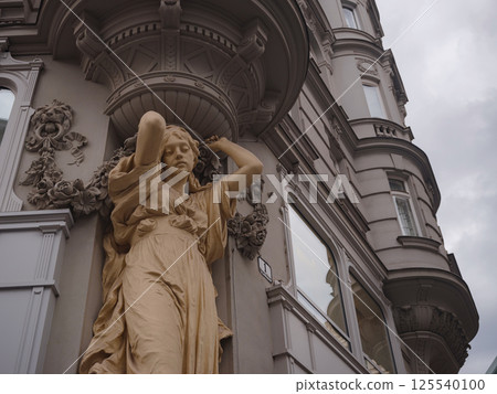Artistic Statues in Viennas Urban Landscape 125540100