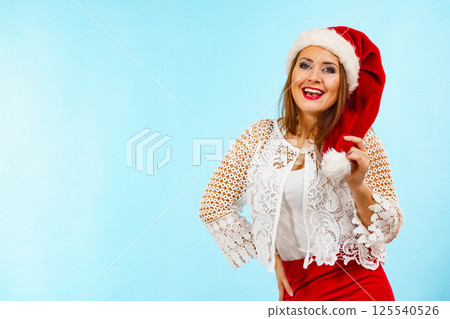 Smiling woman in christmas santa hat 125540526