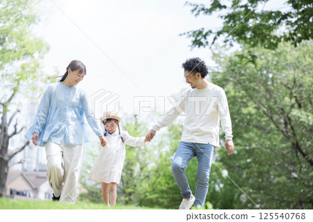 Family walking holding hands, spring/summer outings and outdoor leisure image, full body 125540768
