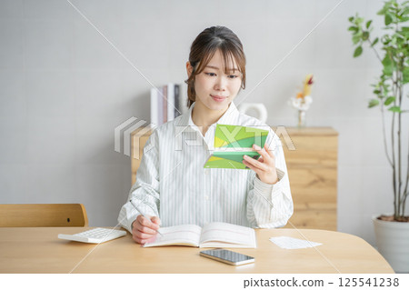 拿著家庭帳簿的婦女 125541238