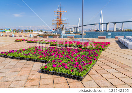 (Toyama Prefecture) Kaiomaru Park: Preparing the flower beds (Toyama Prefecture) Kaiomaru Park: Preparing the flower beds 125542305