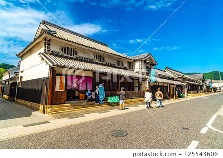 [Important Preservation District for Groups of Traditional Buildings] Yakage-juku: Scenery of a post town in early summer 13 Yakage-cho, Oda-gun, Okayama Prefecture 125543606