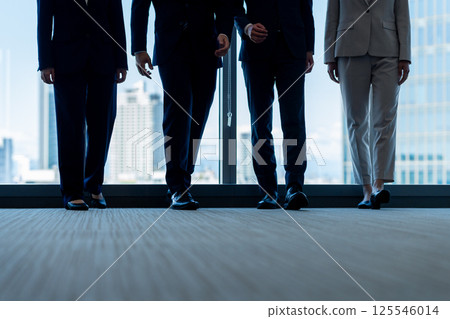 辦公室裡一位商人的腳。照片由東京電子專門學校電波學園提供。 辦公室裡一位商人的腳。照片由東京電子專門學校電波學園提供。 125546014