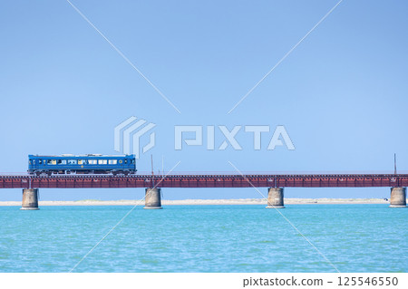 穿越由良川大橋的列車 125546550