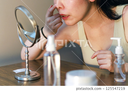 Middle women who care about the skin 125547219