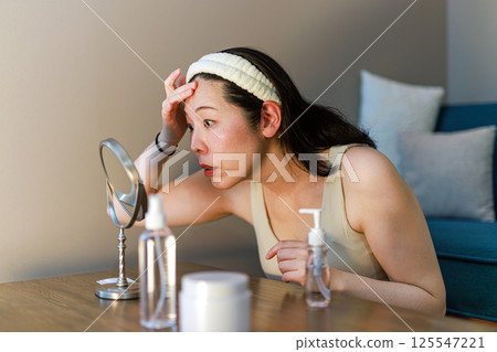 關心皮膚的中年女性 關心皮膚的中年女性 125547221