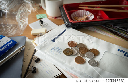 辦公桌上堆滿了堆積的文件和郵件，辦公桌凌亂，零散 125547281