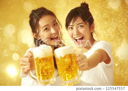 一位女士用啤酒杯敬酒 一位女士用啤酒杯敬酒 125547557