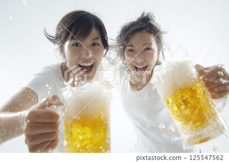 一位女士用啤酒杯敬酒 125547562