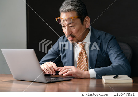 Businessman, fatigue, menopause 125547851