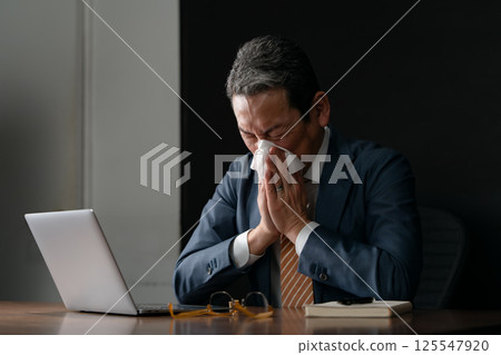 Businessman, fatigue, allergy, runny nose 125547920