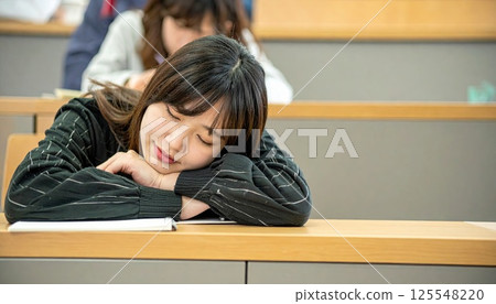 AI圖像:一名女子上課時睡著了 AI圖像:一名女子上課時睡著了 125548220