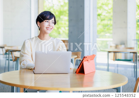 在咖啡館工作的女商人 125548352