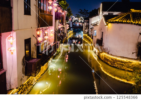 山塘街,蘇州,中國,老城區的夜景 山塘街,蘇州,中國,老城區的夜景 125548366