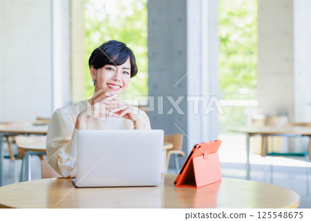 Business woman who works in a cafe Business woman who works in a cafe 125548675