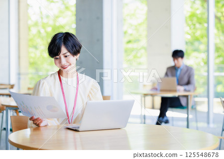 Business woman who works in a cafe Business woman who works in a cafe 125548678