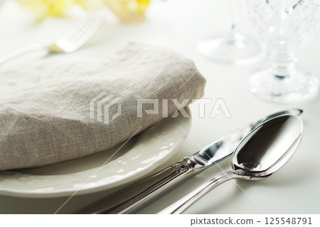 Table setting (simple image) 125548791