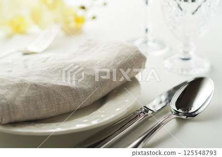 Table setting (simple image) 125548793