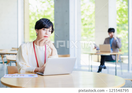 在咖啡館工作的女商人 125548795