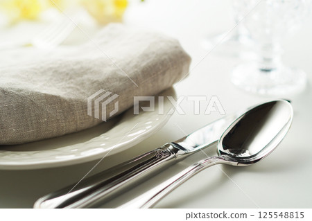 Table setting (simple image) 125548815