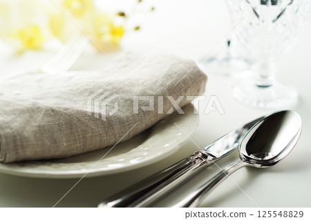 Table setting (simple image) Table setting (simple image) 125548829