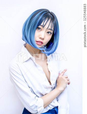 藍頭髮的年輕女子的形象 - 日語 藍頭髮的年輕女子的形象 - 日語 125548883