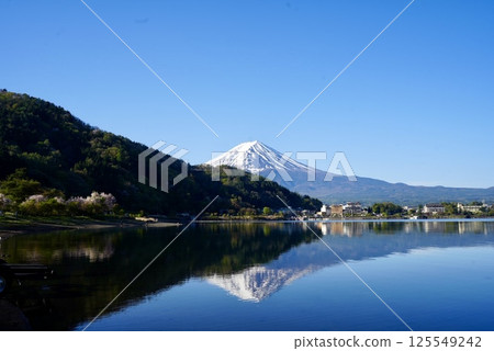 在藍天閃耀的積雪的富士山 在藍天閃耀的積雪的富士山 125549242