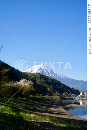 Snow-capped Mt. Fuji and Lake Kawaguchi in spring Snow-capped Mt. Fuji and Lake Kawaguchi in spring 125549247