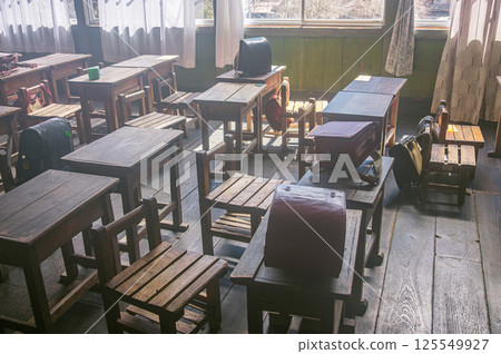 Classroom scene [former Kizawa Elementary School] 125549927