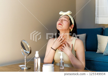 做皮膚護理的中年婦女 做皮膚護理的中年婦女 125549934