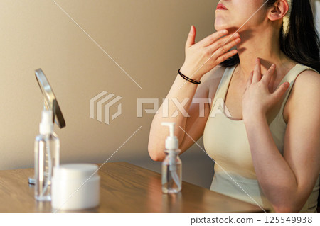 A middle-aged woman who does skin care A middle-aged woman who does skin care 125549938