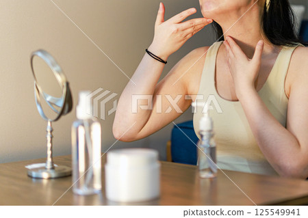 做皮膚護理的中年婦女 125549941