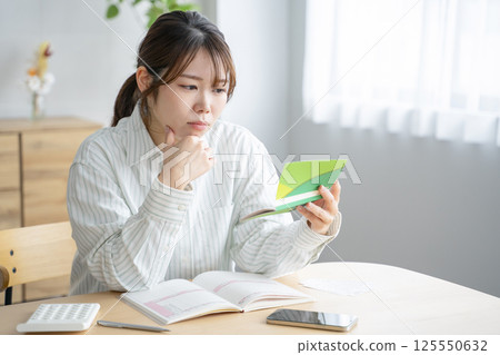 看著存摺的女人 125550632