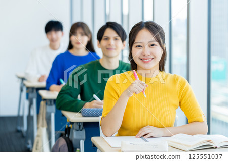 大學生正在聽講座。照片由東京電子專門學校電波學園提供。 大學生正在聽講座。照片由東京電子專門學校電波學園提供。 125551037