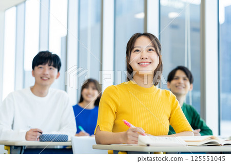 大學生正在聽講座。照片由東京電子專門學校電波學園提供。 125551045