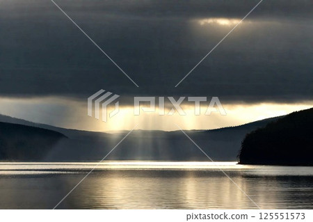 [AI generated] Sunset light pouring into the sea 33215589 125551573