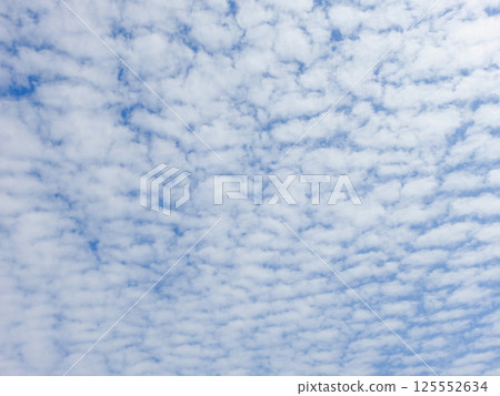 Blue sky and cloud pattern 125552634