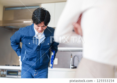 Apology, Worker, Male, Apology, Bowing, Service Industry, Customer Service, Sincerity, Apologizing, Trouble 125553154