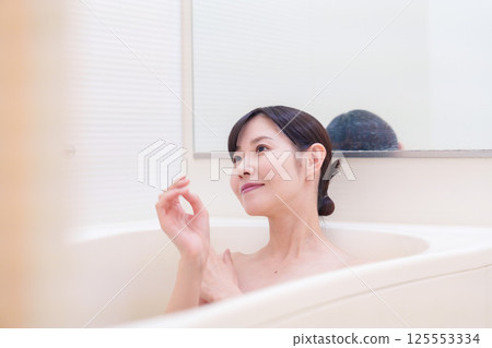 一位中年婦女在家洗澡放鬆 125553334