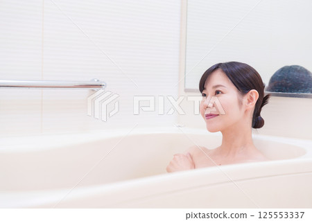 一位中年婦女在家洗澡放鬆 125553337