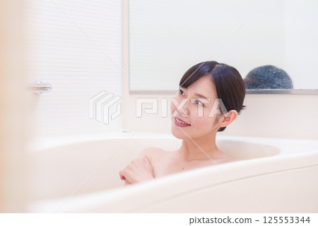 一位中年婦女在家洗澡放鬆 125553344