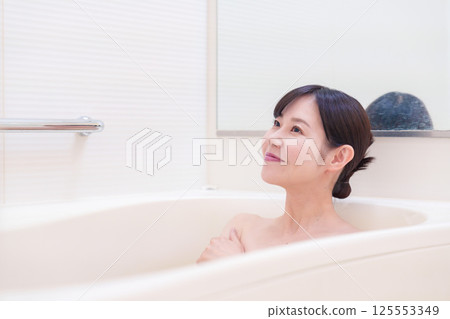 一位中年婦女在家洗澡放鬆 125553349
