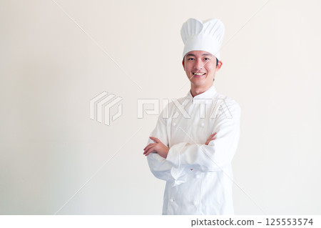一位戴著廚師帽的男廚師 125553574
