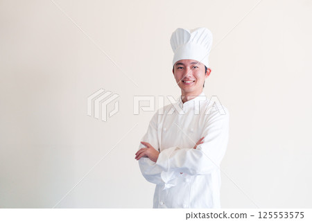 一位戴著廚師帽的男廚師 125553575