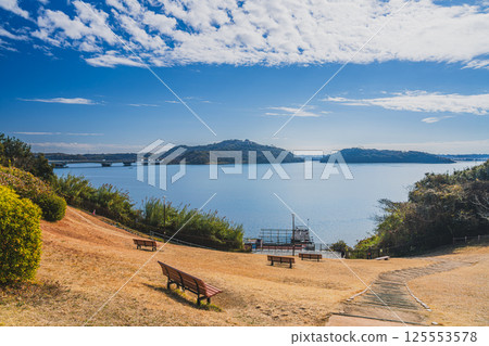 遠海八景中的「寸子落雁」在濱松市濱名湖服務區(靜岡縣)的藍天下熠熠生輝 遠海八景中的「寸子落雁」在濱松市濱名湖服務區(靜岡縣)的藍天下熠熠生輝 125553578