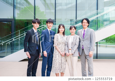 Smiling business people, group photo 125553719