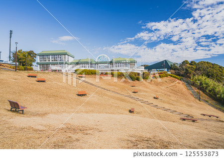 濱松市濱名湖服務區（靜岡縣）在藍天映襯下閃閃發光 125553873