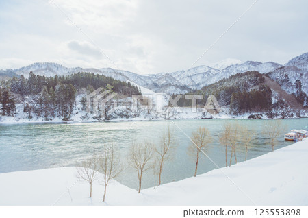 冬季的阿賀野川（新潟阿賀町） 125553898